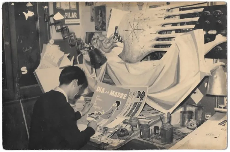 Ilustración vintage del logo original de El Corte Inglés en rojo sobre fondo blanco