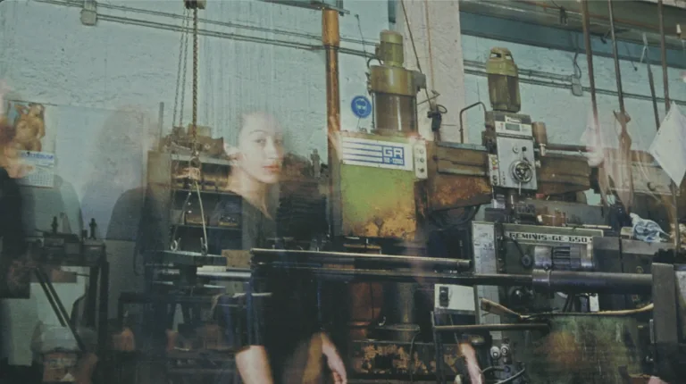 Cuatro retratos de fotógrafas en un collage con teasers del documental Visión en Foco
