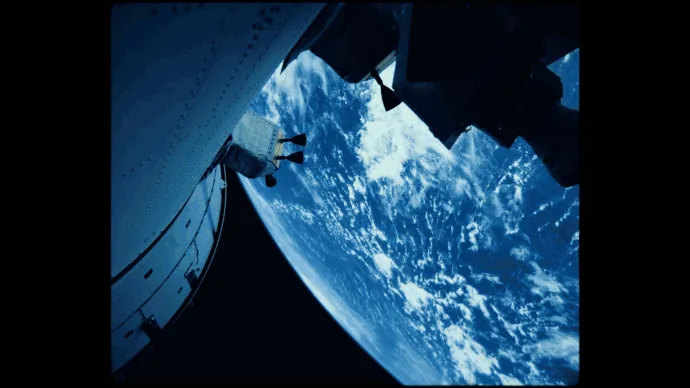 Captura de video cinematográfico en alta definición de la misión Artemis II de la NASA con nave Orion en el espacio