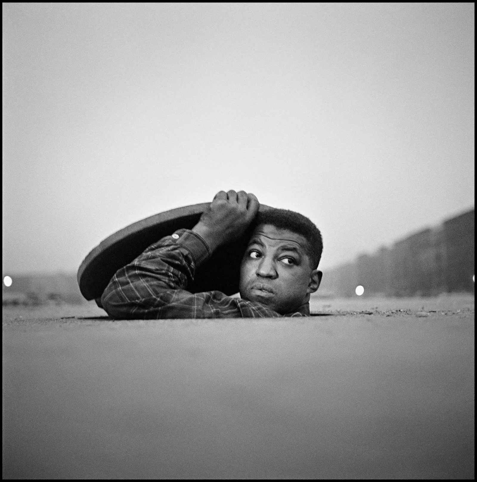 Exposición Voices in the Mirror con fotografías icónicas de Gordon Parks en galería iluminada
